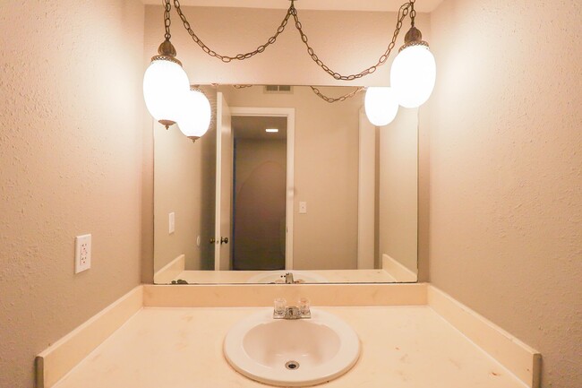 Building Photo - 2 Bed | 2 Bath in Central Tulsa!