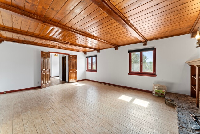 Building Photo - 35640 Dormer Rd