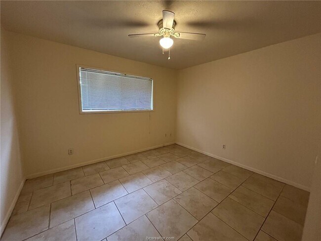 Building Photo - 1913 Pine Tree Dr