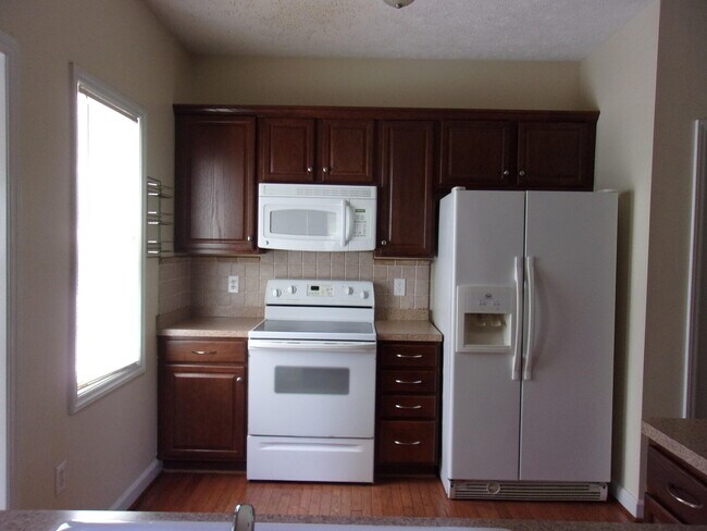 Building Photo - 1095 Magnolia Dr