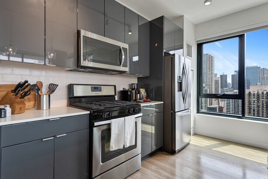 Building Photo - 829 N Clark St