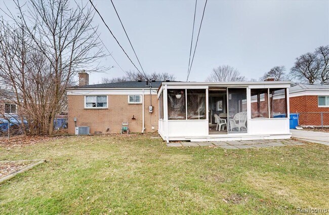 Building Photo - 32536 Warner Dr