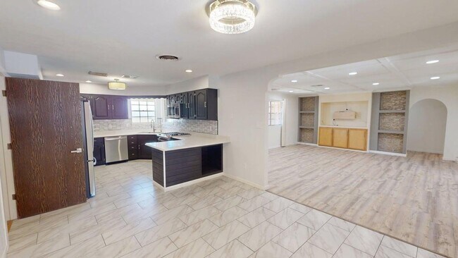 Building Photo - 403 Sunnyside Ave