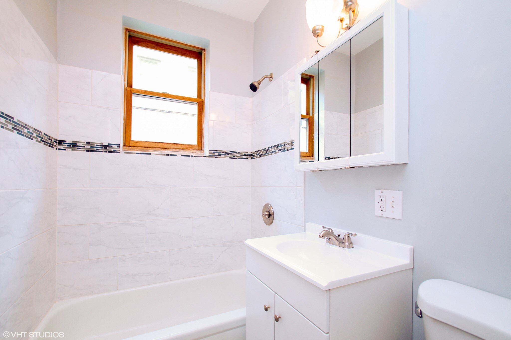 Building Photo - 630 W Waveland Ave