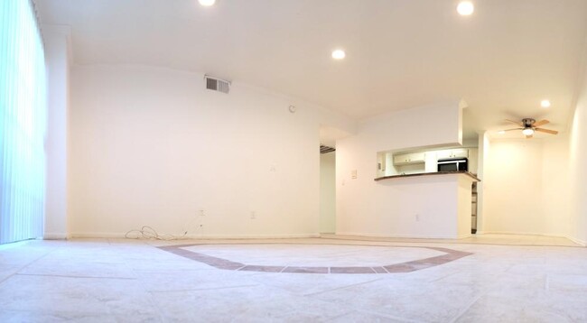 Building Photo - 2 bedroom in North Hollywood CA 91601