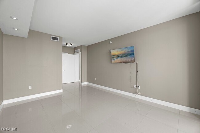 Building Photo - 3000 Oasis Grand Blvd