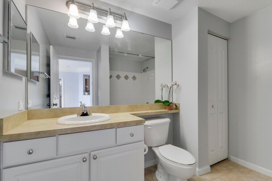 Building Photo - 4302 Myrtlewood Cir E