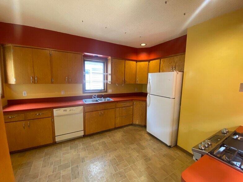 Kitchen w/dishwasher, refrigerator, disposal - 2313 22nd Ave S
