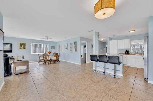 Building Photo - Annual furnished 2 bed/2 bath Villa in Sarasota close to Siesta Key!