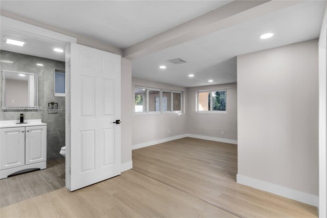 Building Photo - 559 NW 2nd St