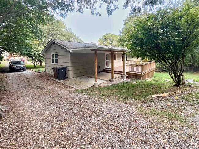 Building Photo - 5/3 updated Mid-Century Modern with original hardwoods