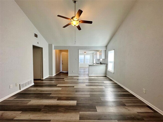 Building Photo - 814 N Riverside Dr