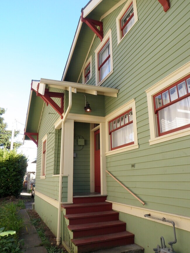 Building Photo - 5046 NE Mallory Ave