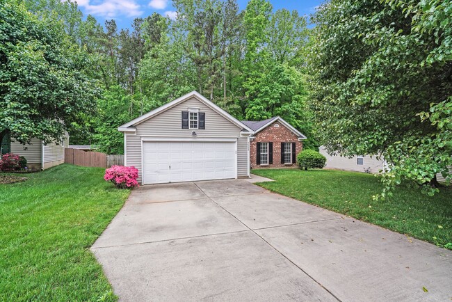Building Photo - Comfort Meets Function in This 3BR/2BA Ced...