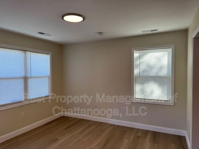 Building Photo - 5249 -M