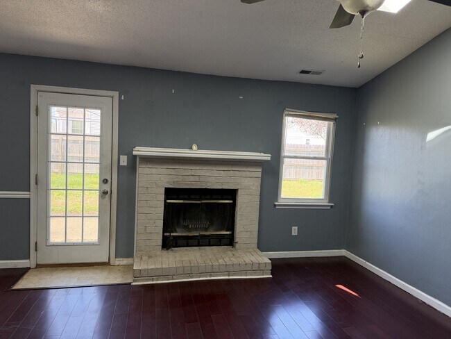 Building Photo - 2005 Handel Ct