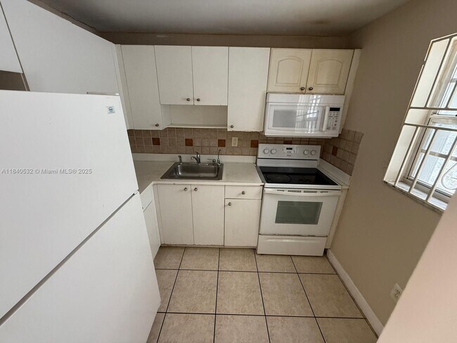 Building Photo - 1725 W 60th St