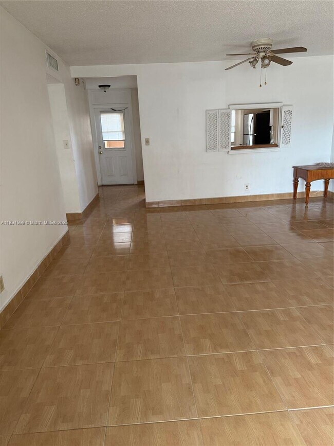 Building Photo - 620 NE 12th Ave