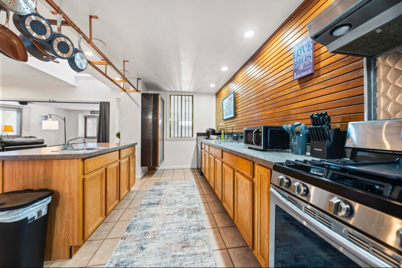 Building Photo - 383 Oxford St