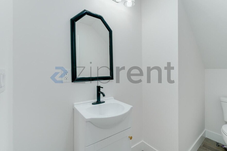 Building Photo - 907 S Ainsworth Ave