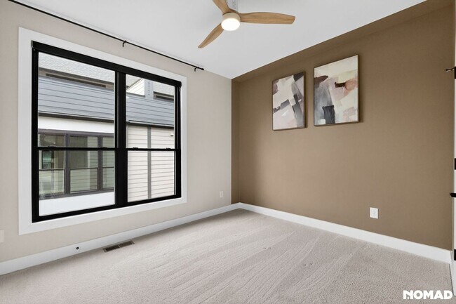 Building Photo - 215 Freeland Ln