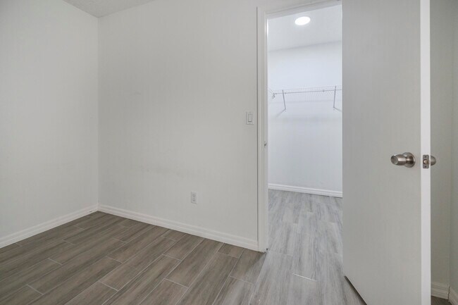 Building Photo - 1168 SE Clifton Ln