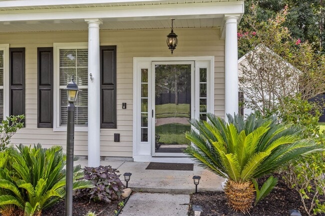 Building Photo - Charming Summerville Rental