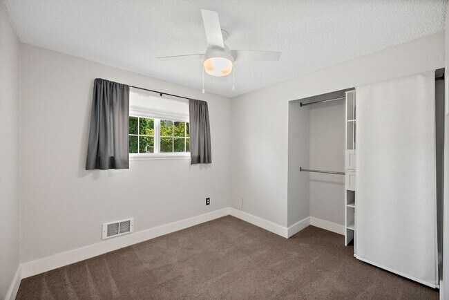 Building Photo - Beautiful Steilacoom Home with Private ADU, Covered Patio, Bonus Gym & A/C!