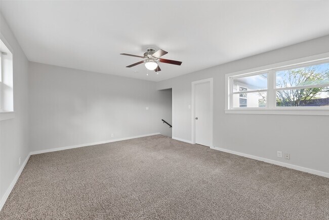 Building Photo - 729 Loggins Dr