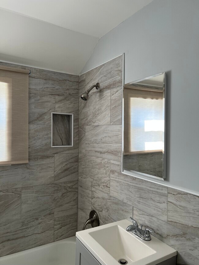 Building Photo - 119 Dupont Pl