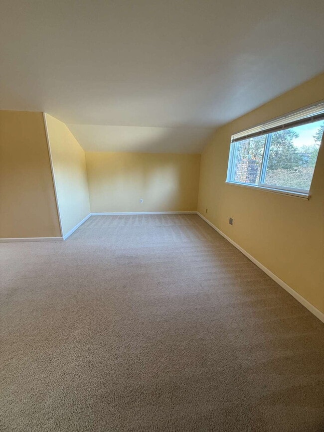 Building Photo - Spacious 4-Bedroom Retreat in Renton Available!