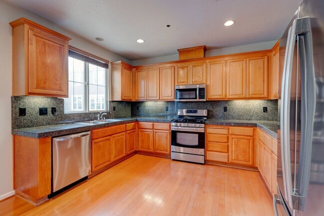 Building Photo - EXQUISITELY LOCATED TOWNHOME PRIVATE SETTING | MANY UPGRADES