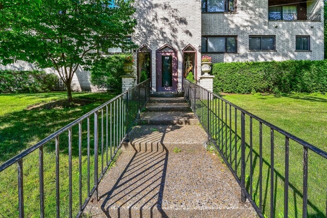 Building Photo - 110 Green Bay Rd