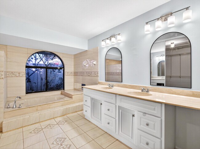 Building Photo - 566 SE Damask Ave