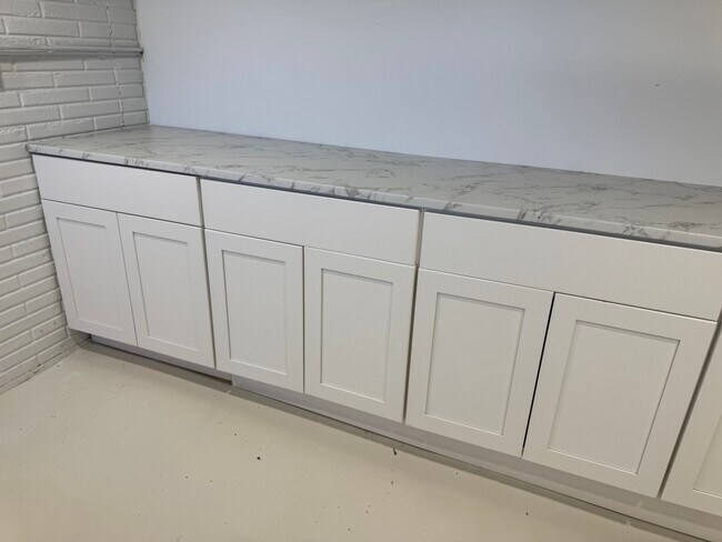 Building Photo - 2319 Pinehurst St