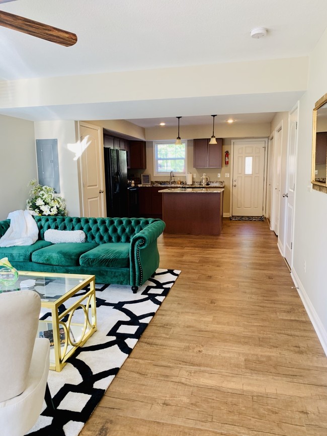 Building Photo - 402 Circus Ave