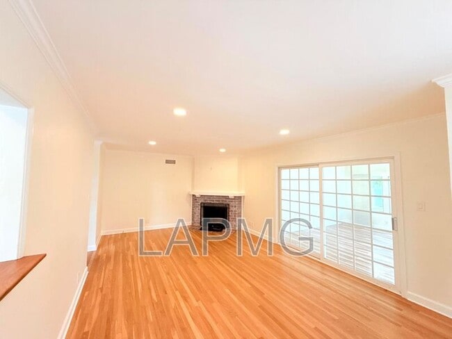 Building Photo - 16457 Gledhill St