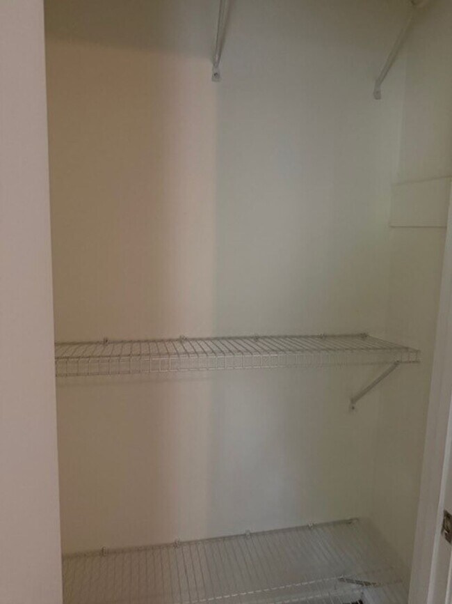 Building Photo - Nice 3 Bed 2 Bath Available Now!
