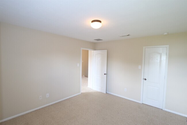 Building Photo - 3827 Pine Forest Green Blvd