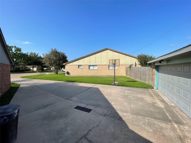 Building Photo - 16510 Oxnard Ln