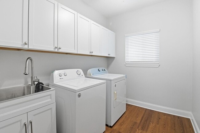 Building Photo - 32901 Blossom Ct