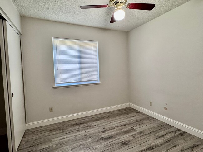 Building Photo - NOW AVAILABLE - 4 BED, 3 BATH, 2 CAR GARAG...