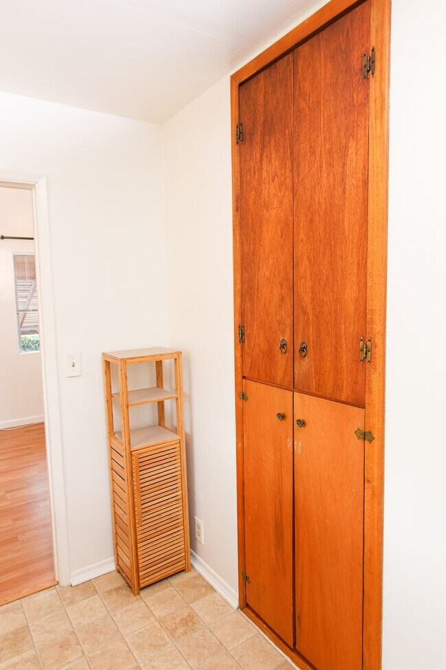 Building Photo - Large Studio in Glendale