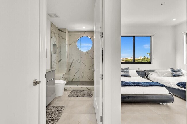 Building Photo - 2100 Miami Rd