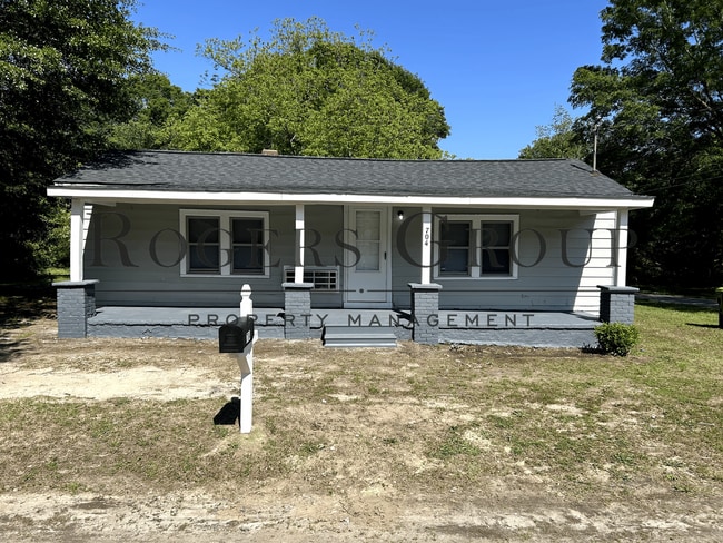 Primary Photo - 704 Roberson St