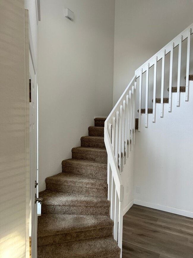 Building Photo - Large 2 Bed Duplex with Walk In Closets/Pr...
