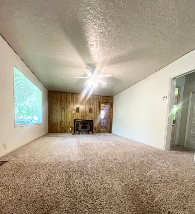 Building Photo - 3 Bedroom House, Available Now!
