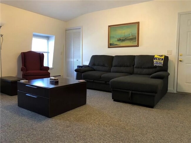 PLEASE READ DESCRIPTION FOR START DATE AND LENGTH OF LEASE! - 5 Narragansett Ave