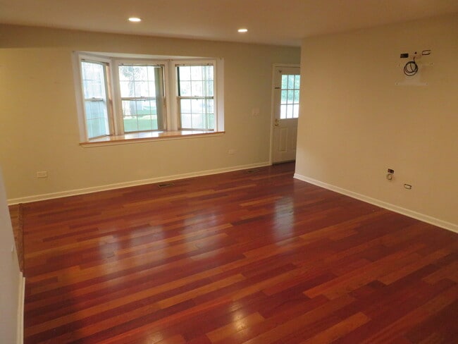Building Photo - 457 N Cambridge Dr