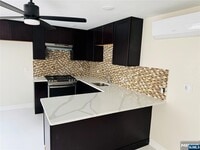 Building Photo - 14 Elm St